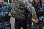 Четверо молодых людей напали на дорожных полицейских в Алматы