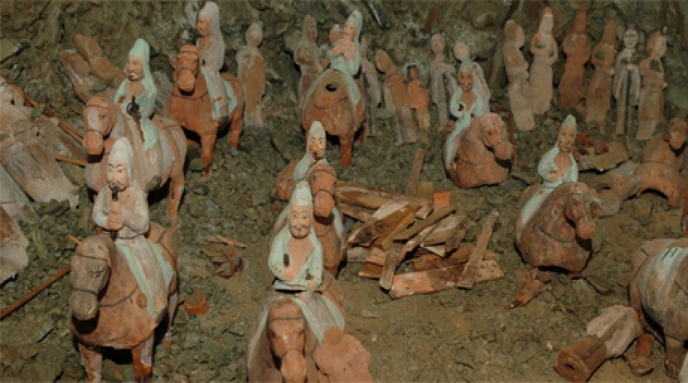 "Терракотовые" фигурки символизируют обряд захоронения. Фото предоставлено Сарткожаулы.