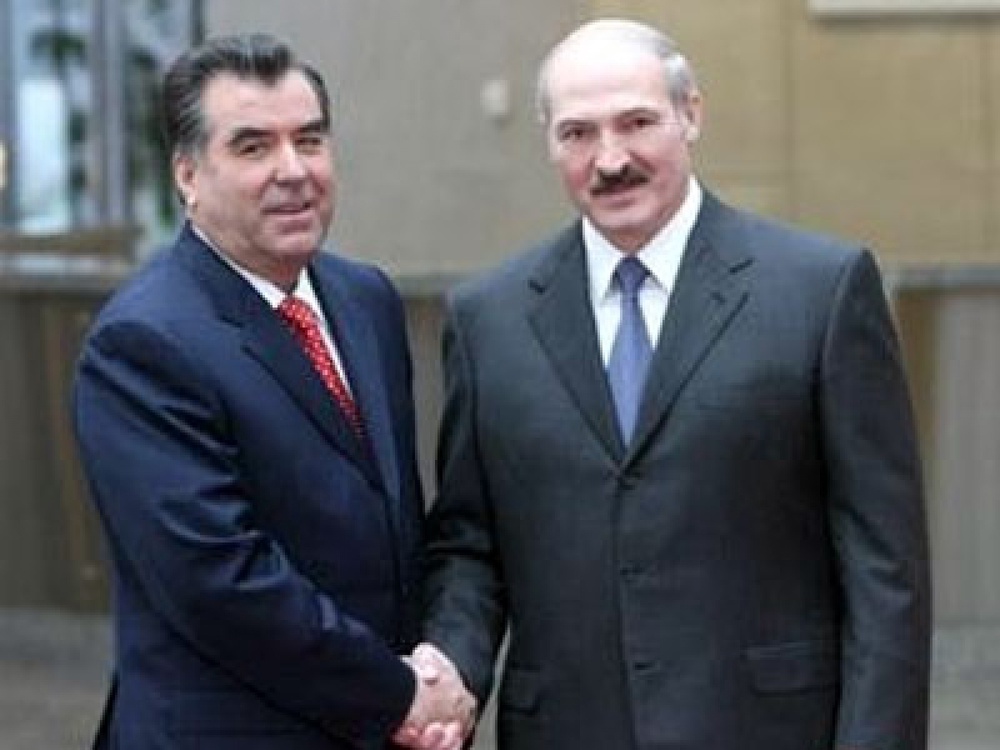 Президент Таджикистана Эмомали Рахмон, президент Белорусии Александр Лукашенко.
Фото с сайта is.park.ru