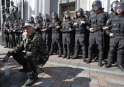 Протестующие в Киеве чернобыльцы прорвались к Верховной Раде