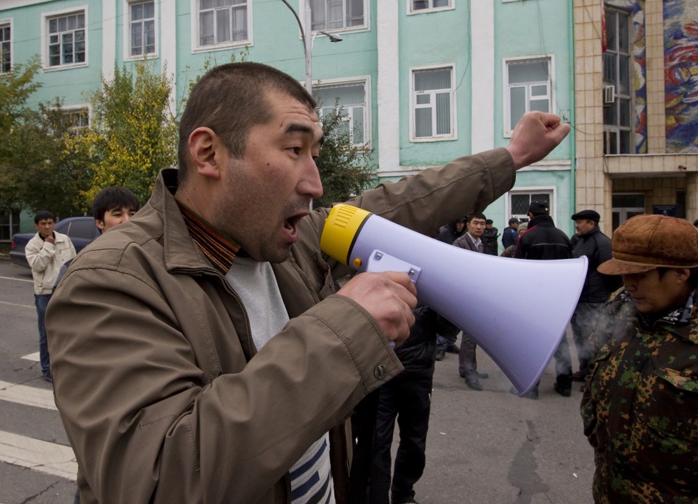 Сторонники Камчибека Ташиева. Фото REUTERS/Shamil Zhumatov©