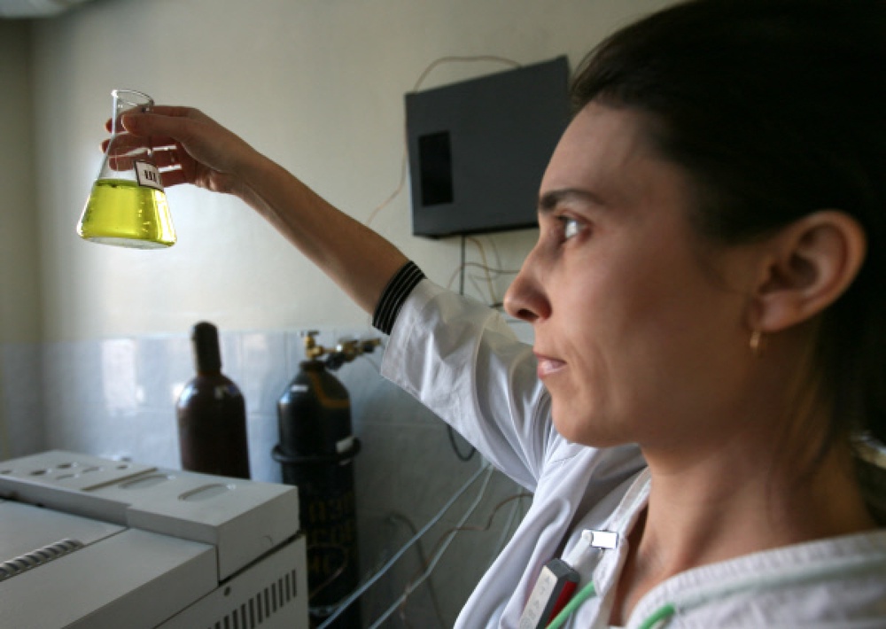 Проверка качества воды в лаборатории. Фото ©РИА НОВОСТИ