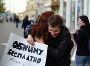 Алматинцы отметили 11.11.11 объятиями