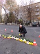 ФОТО: Жители Тараза несут цветы на место гибели полицейских в теракте