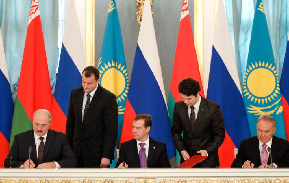Подписания совместных документов по итогам трехсторонней встречи в Кремле. ©РИА Новости/Дмитрий Астахов