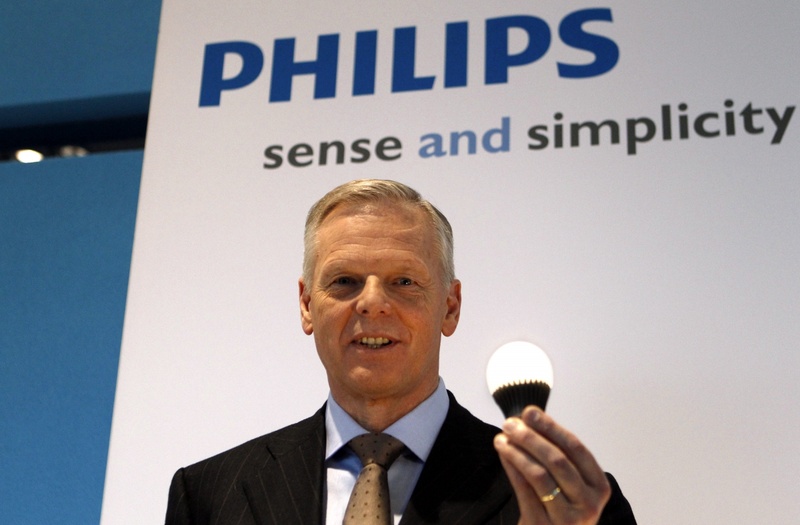 Генеральный директор Philips Герард Кляйстерли демонстрирует экологичную LED лампочку. Фото ©REUTERS