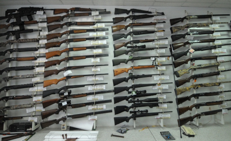 Стенд с охотничьими ружьями в магазине по продаже охотничьего и травматического оружия. Фото ©РИА НОВОСТИ