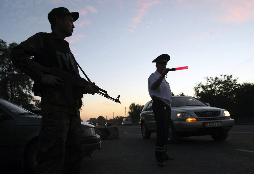 Милиция в Бишкеке. Фото REUTERS/Vladimir Pirogov©
