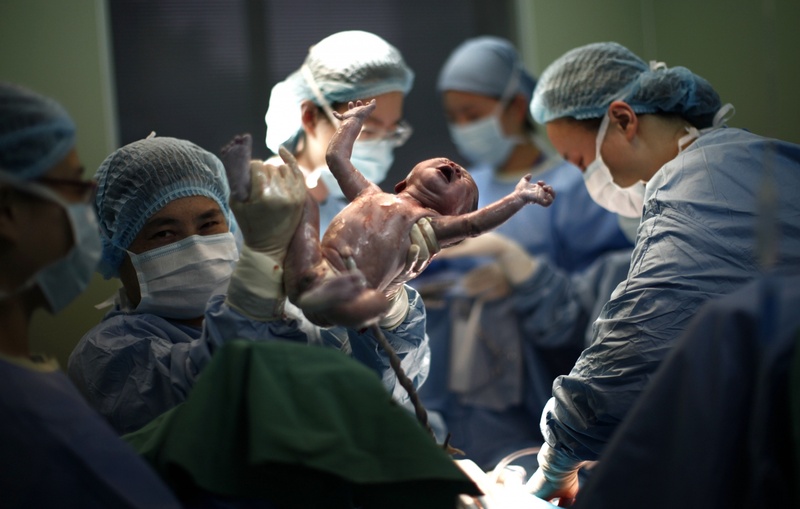 Рождение ребенка в одном из роддомов в Шанхае. Фото REUTERS/Carlos Barria©