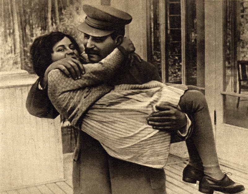 Светлана Сталина на руках отца (1935 год). Фото с сайта wikipedia.org