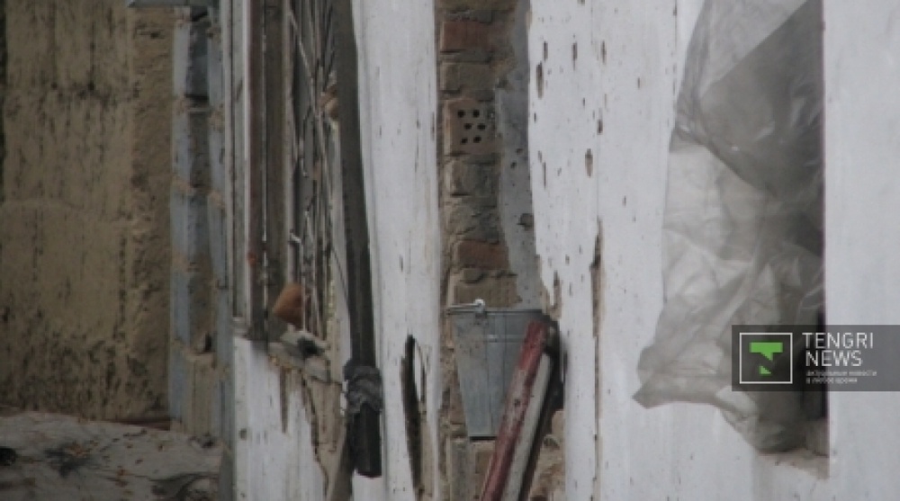 На стене постройки остались следы от пуль. Фото ©Прокопенко Владимир