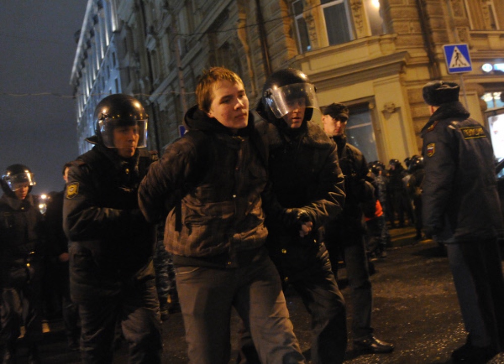 Сотрудники правоохранительных органов задерживают участников митинга оппозиции. Фото РИА Новости©