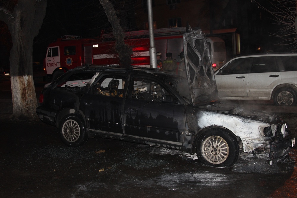 В Алматы горел автомобиль. Фото Дмитрий Хегай©