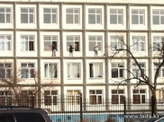 Актауских школьниц заставили мыть окна с карниза 3-го этажа