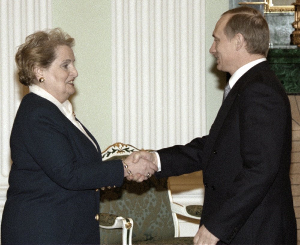 Мадлен Олбрайт и Владимир Путин. Фото РИА Новости