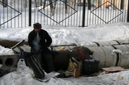 ФОТО: Усть-каменогорские бомжи облюбовали теплотрассы