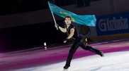 ФОТО: Олимпийские чемпионы-фигуристы подняли флаг Казахстана в Алматы