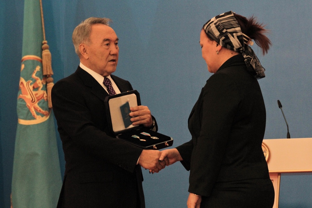 Вдова погибшего в Таразе полицейского Газиза Байтасова получает награду