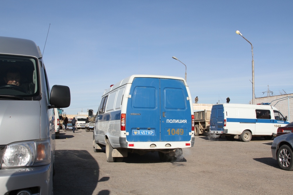 Полицейские доставляют задержанных в УВД Жанаозена.Фото Максим Попов ©