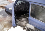 2 автомобиля ушли под лед в водохранилище в Восточном Казахстане