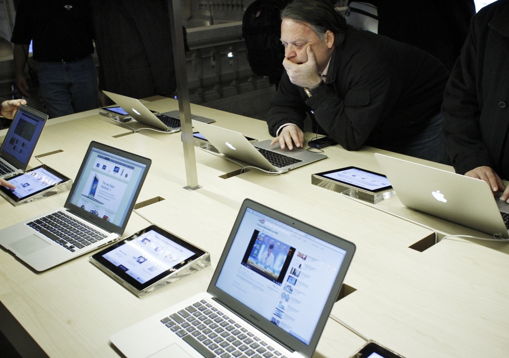 В магазине Apple в Нью-Йорке. Фото REUTERS/Eduardo Munoz©