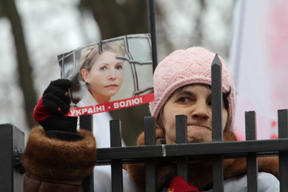 Сторонница экс-премьера Украины Юлии Тимошенко у здания Апелляционного суда Киева. Фото РИА Новости©