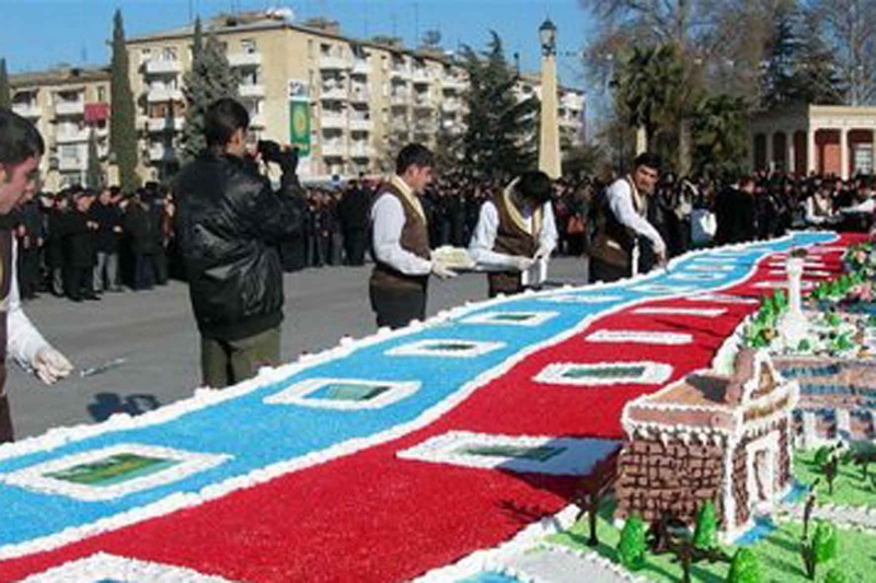 Самый большой в Европе торт, испеченный в Сумгаите. Фото с сайта aze.az