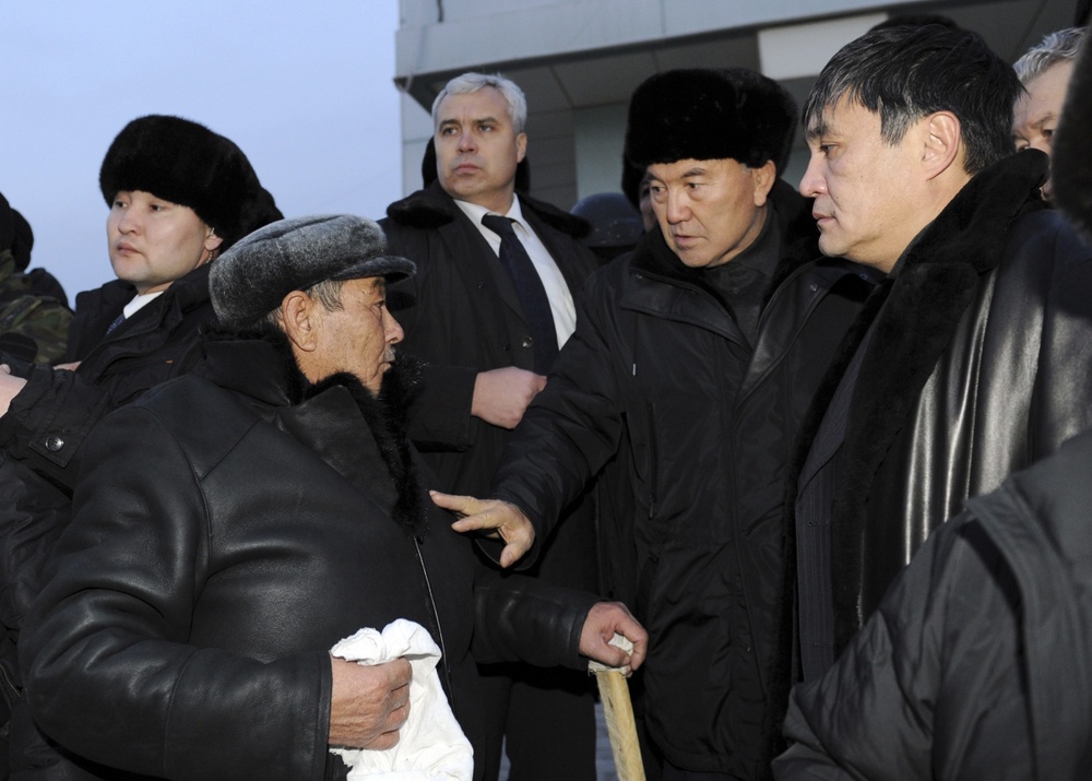 Назарбаев во время встречи с жителями Жанаозена. Фото REUTERS/Kazakh Presidential Press Service©
