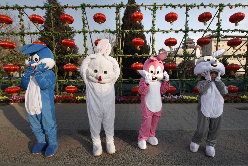 Люди в костюмах зайцев. Фото REUTERS/Grace Liang©