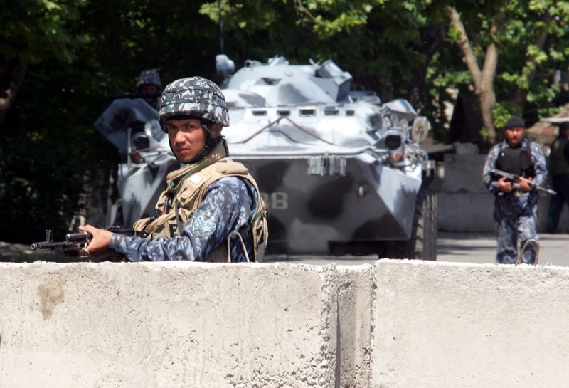 Узбекские военнослужащие охраняют стратегический объект. ФотоREUTERS/Shamil Zhumatov©