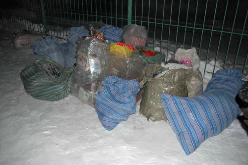 Контрабандисты пытались провезти товары народного потребления и одежду. Фото с сайта westsib.ru