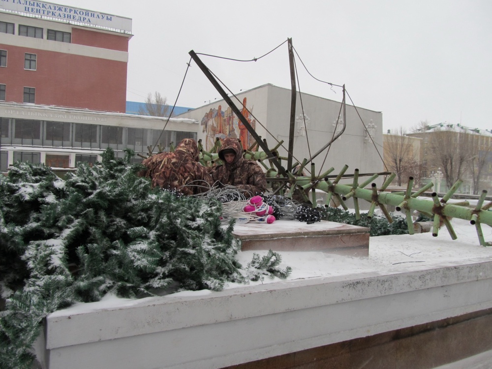 Ураган повалил новогоднюю елку на площади в Караганде. Фото ©tengrinews.kz