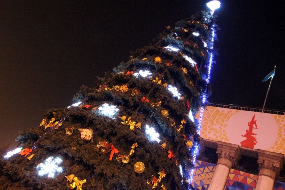 Новогодняя елка на площади Астана в Алматы. Фото ©Ярослав Радловский