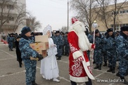 Наводящих порядок в Мангистауской области военных поздравили с наступающим Новым годом