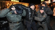 Полиция задерживает участников акции в центре Москвы