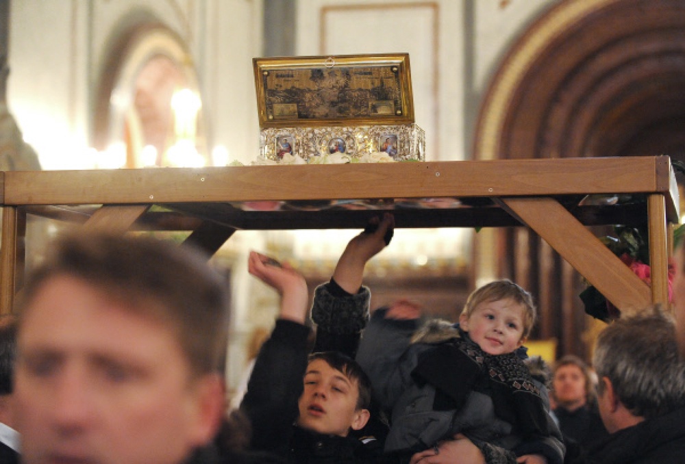 Верующие прикасаются к ковчегу с Поясом Пресвятой Богородицы в храме Христа Спасителя в Москве. Фото РИА Новости©