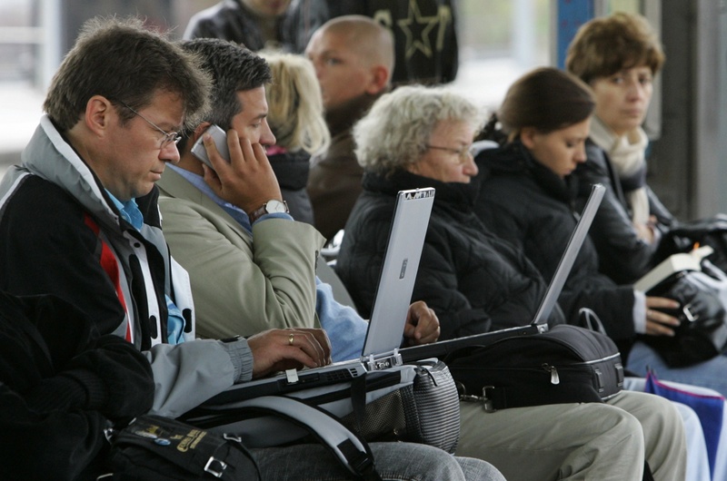 Пассажиры с ноутбуками в ожидании прибытия поезда в Мюнхене. Фото REUTERS/Michaela Rehle©