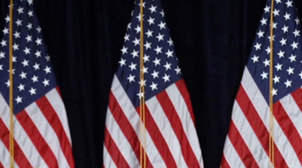 Флаг США. Фото REUTERS/Kevin Lamarque©