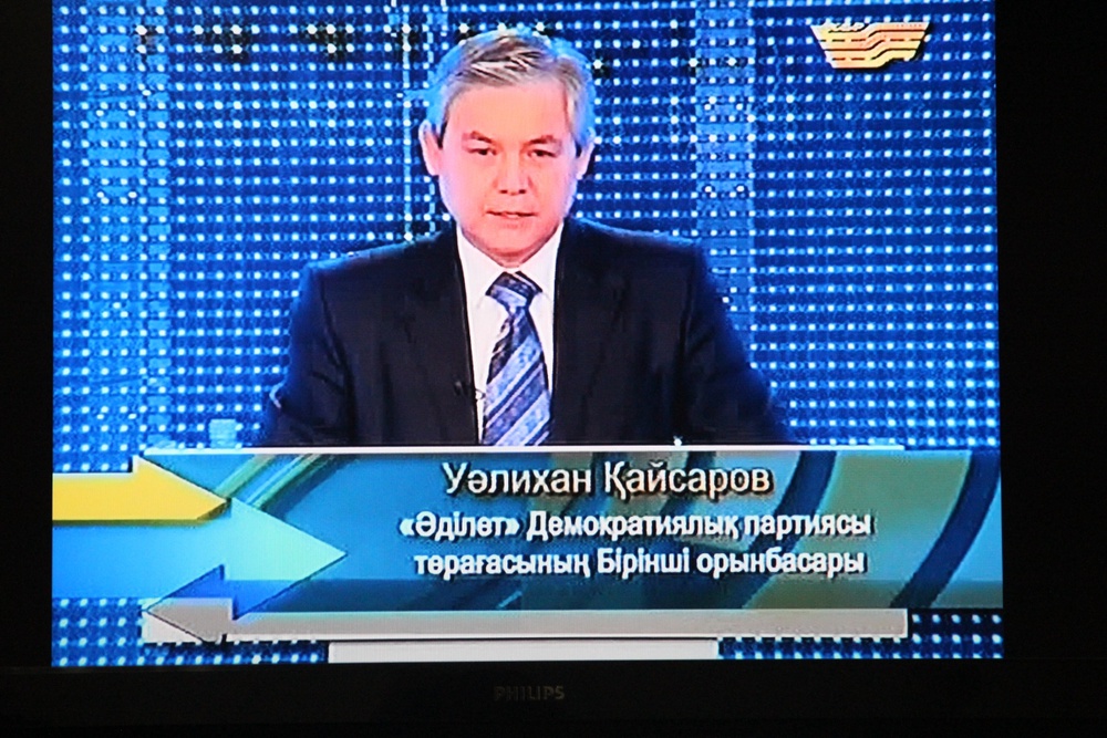Уалихан Кайсаров, зампред партии "Адилет". Кадры с теледебатов на телеканале "Хабар".