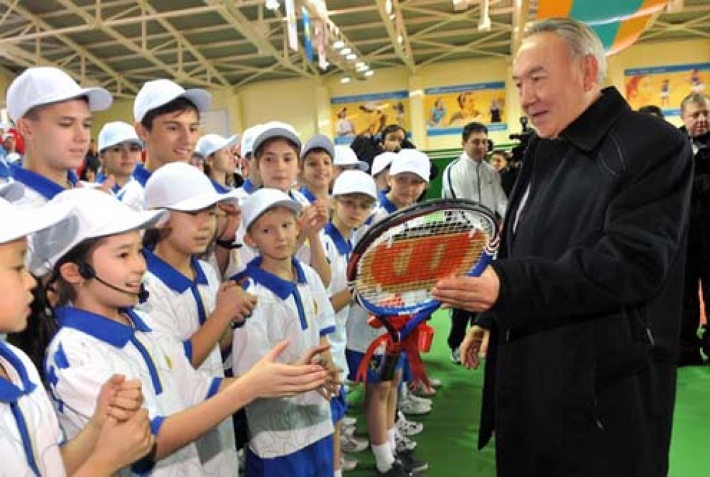 Нурсултан Назарбаев и юные казахстанские теннисисты. Фото пресс-службы