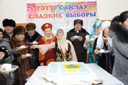 Избирателей Семея угостили сладкой "урной"