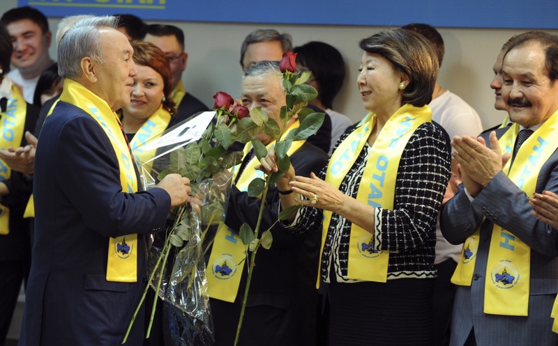 Нурсултан 
Назарбаев поздравляет "Нур Отан" с победой на выборах. Фото REUTERS/Mukhtar Kholdorbekov©