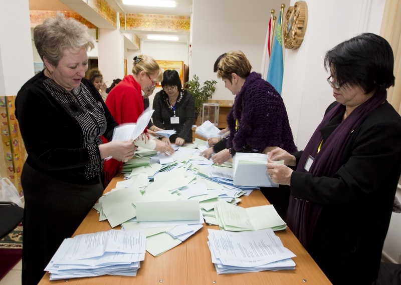 Подсчет голосов. Фото REUTERS/Shamil Zhumatov©