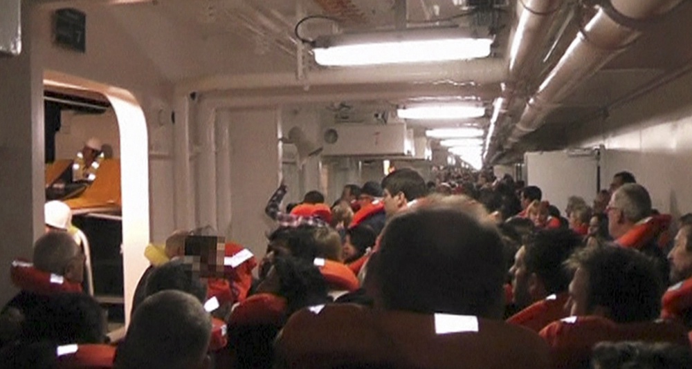 Пассажиры эвакуируются с тонущего судна. Фото REUTERS/Reuters TV©