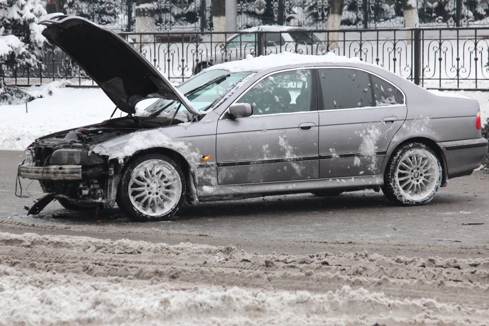 BMW снес ограждение и оказался на встречной полосе. Фото tengrinews.kz©