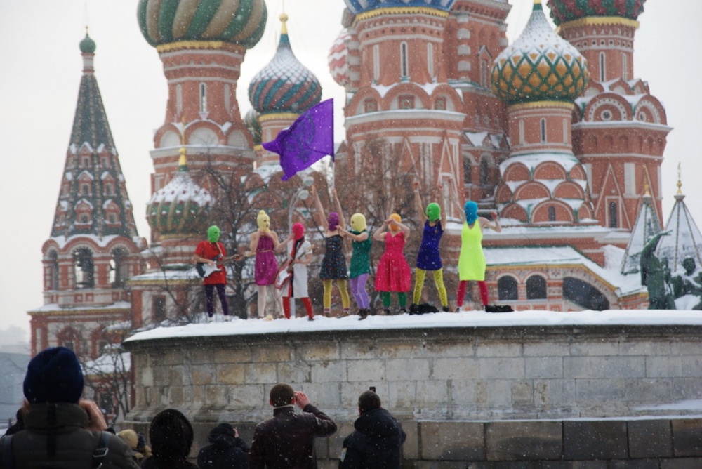 Солистки Pussy Riot исполняют антипутинскую песню. Фото с сайта группы
