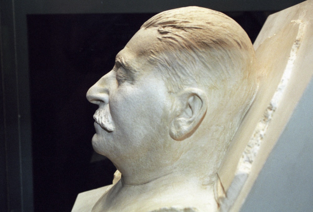 Посмертная маска Иосифа Сталина, выполненная скульптором Матвеем Манизером. Фото ©РИА НОВОСТИ