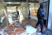 В Алматы автомойщик обворовал клиентов и скрылся на угнанной машине 