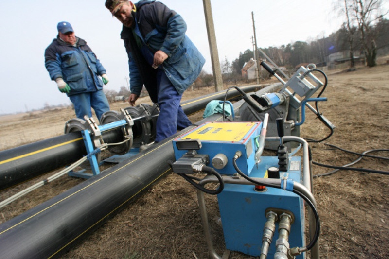 Строительство полиэтиленового газопровода. Опрессовка труб ПНД ГАЗ. Сварка полиэтиленовых труб. Сварка магистральных трубопроводов. Сварка газопровода.