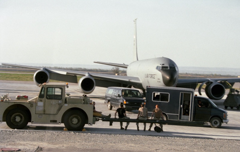 Самолет американских ВВС на военной авиабазе в аэропорту "Манас" города Бишкека. Фото РИА Новости©